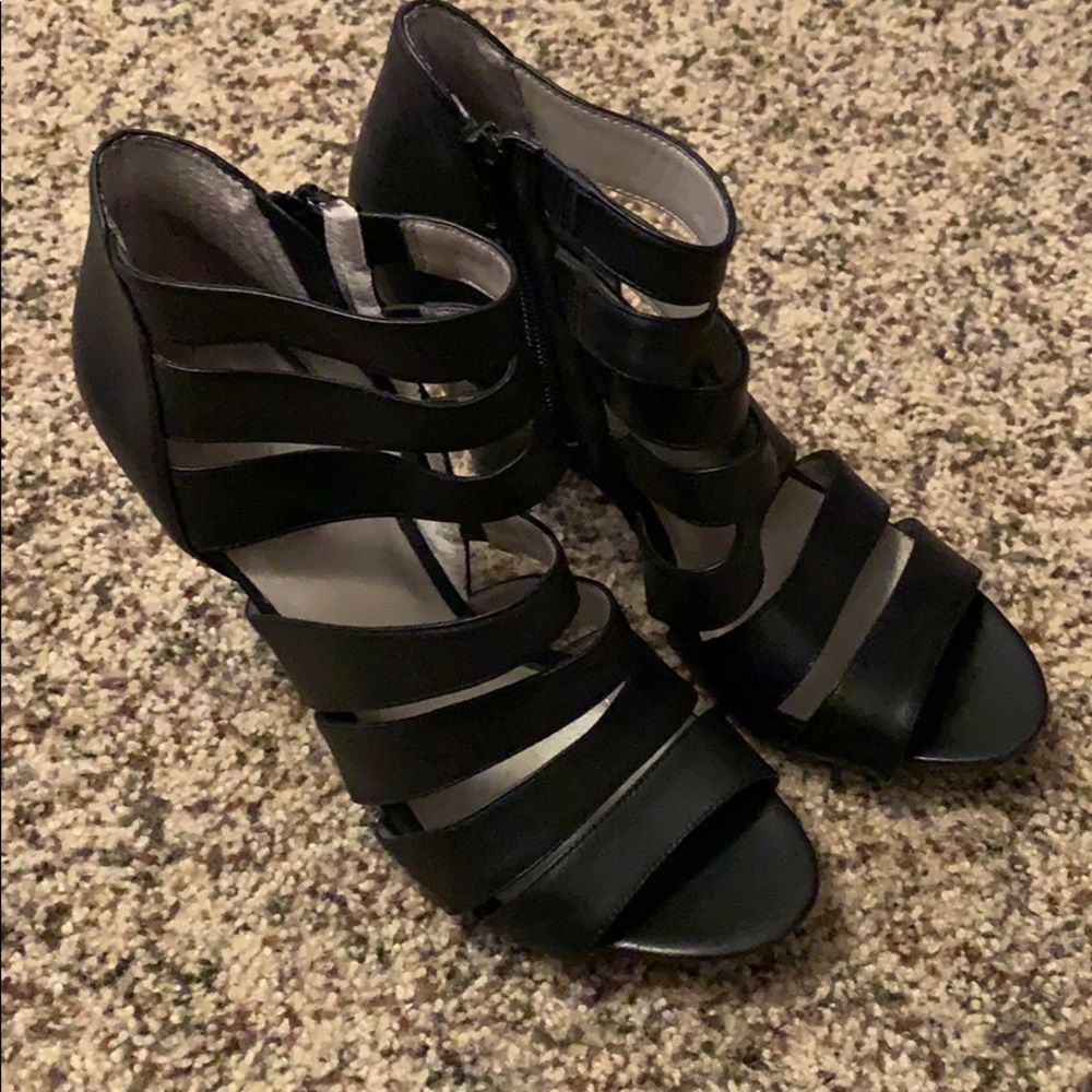Women’s black shoes heals